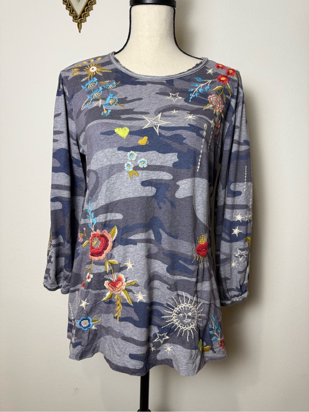 JOHNNY WAS Gray Camo Embroidered Long Sleeve Tee Top Hamsa Sacred Heart Small